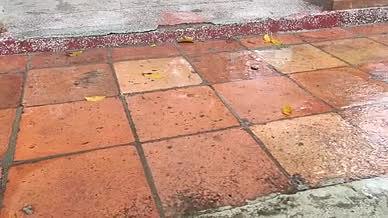 红砖雨天雨水拍摄实拍视频的预览图